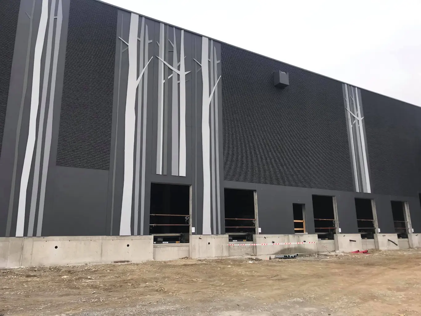 edificio-in-costruzione-verniciato-di-nero-con-alberi-decorativi
