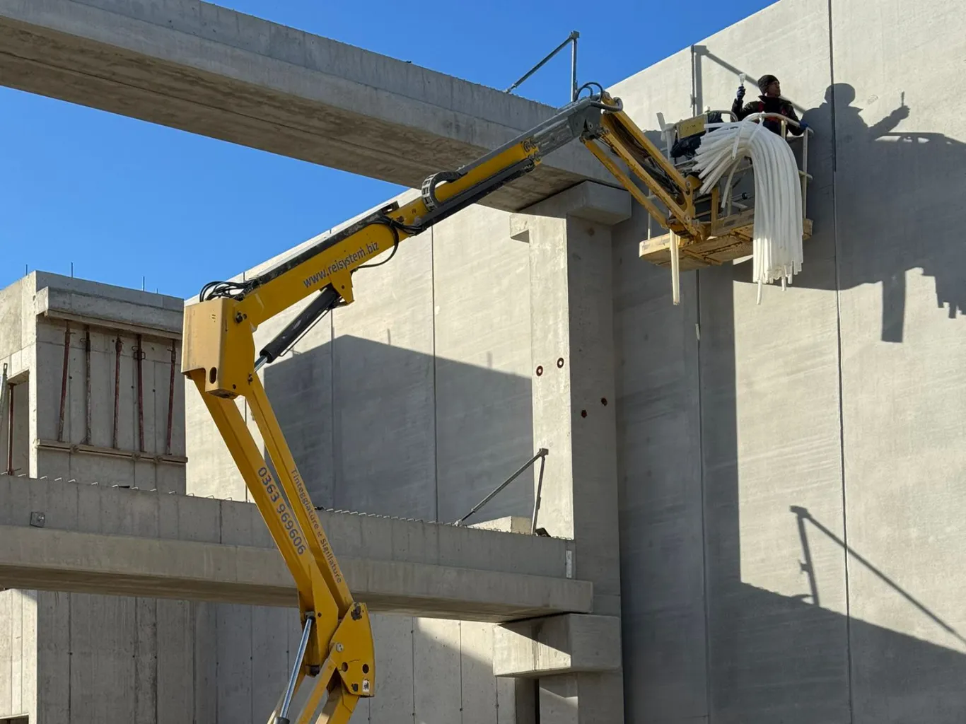 operaio-che-effettatta-l-impermeabilizzazione-di-un-edificio-in-costruzione