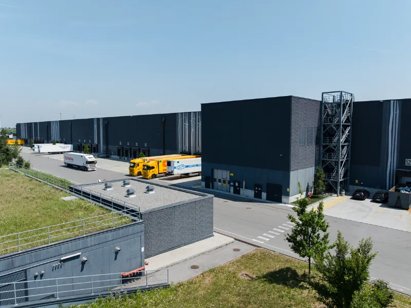 edificio-in-costruzione-verniciato-di-nero-con-alberi-decorativi